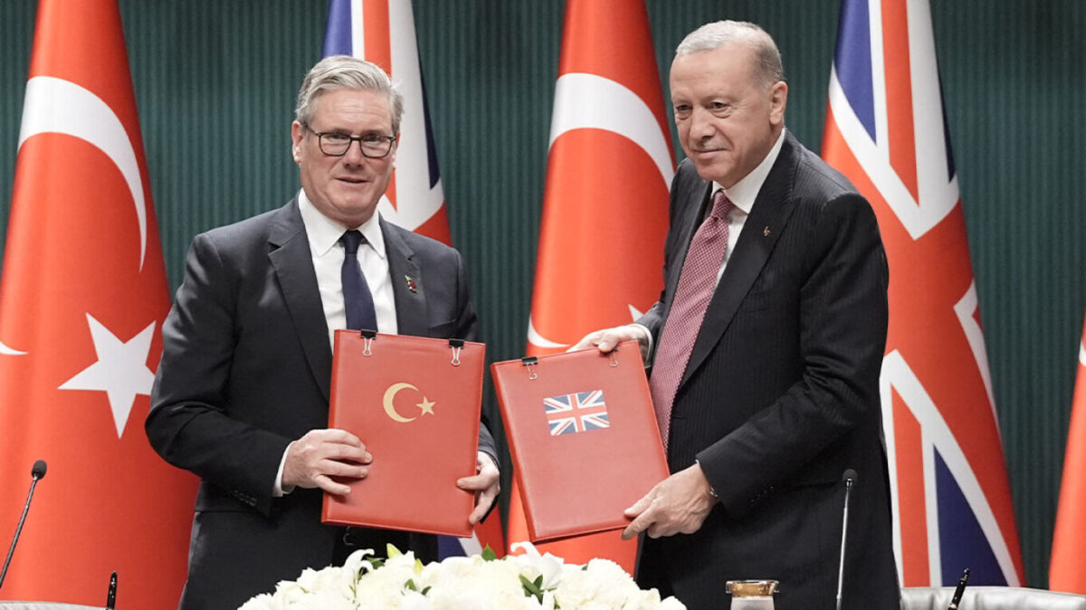 Τηλεφωνική επικοινωνία Στάρμερ – Ερντογάν για προσπάθειες αποκλιμάκωσης