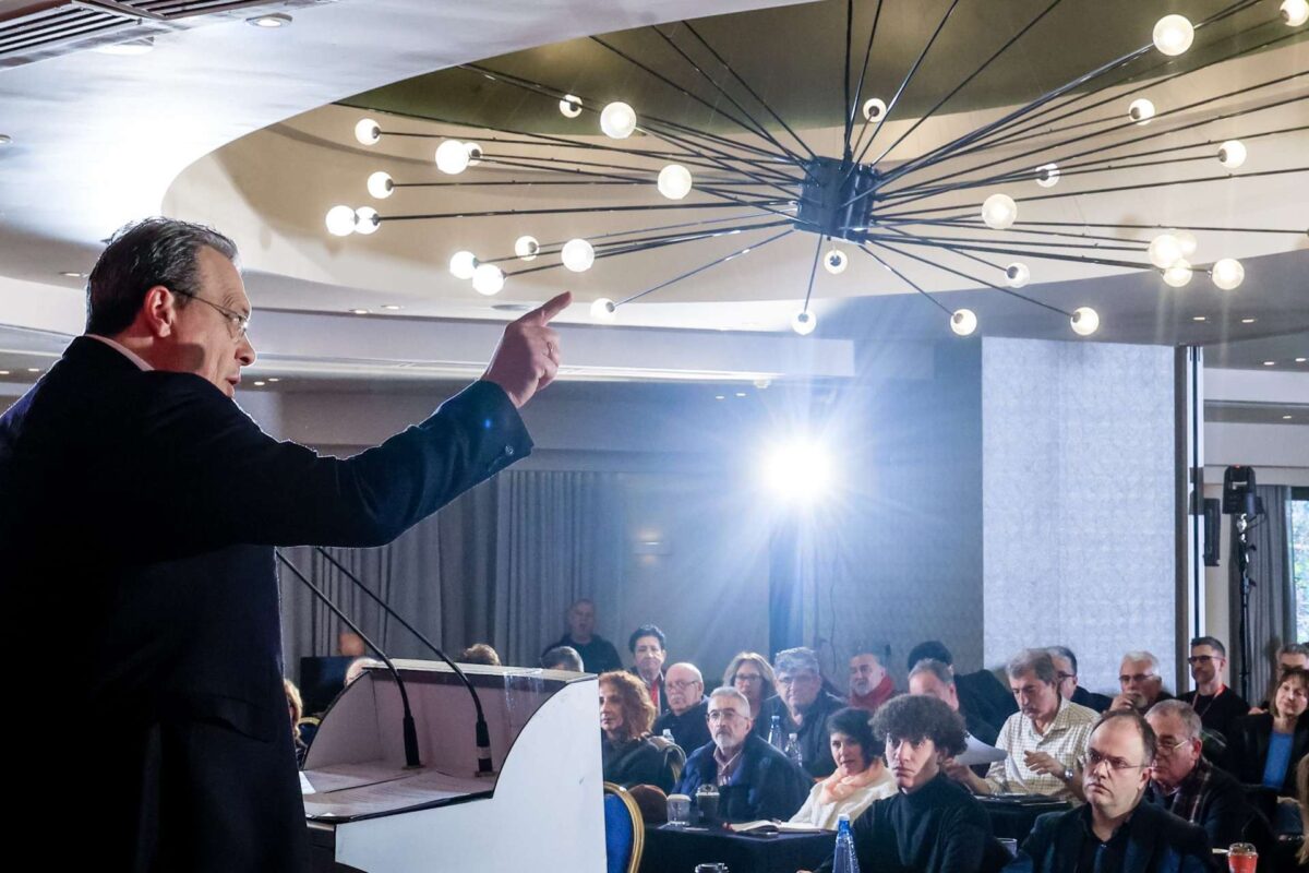 Φάμελλος: Όποια πέτρα κι αν σηκώσεις, θα βρεις από κάτω ένα γαλάζιο σκάνδαλο