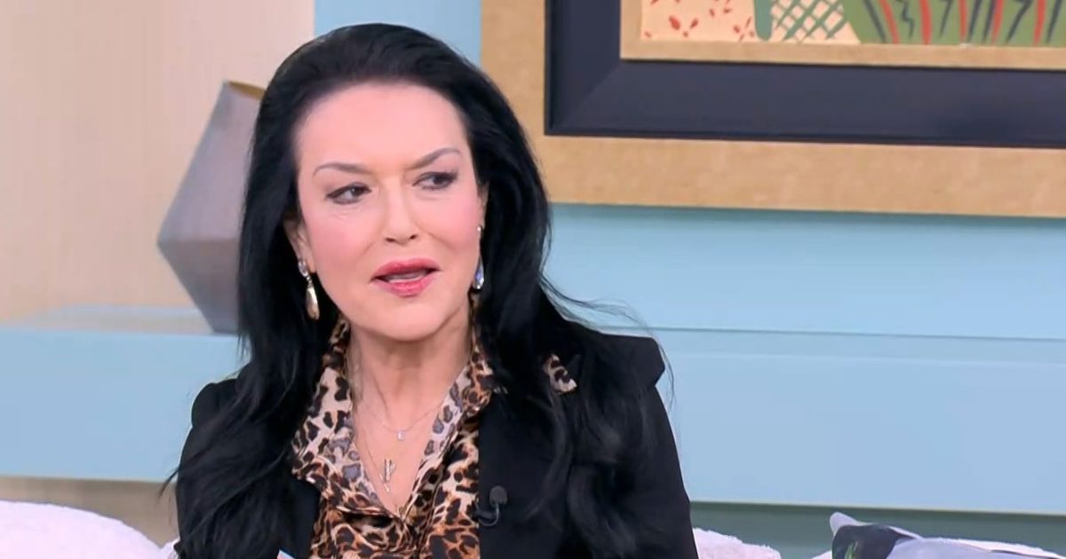 Ελένη Φιλίνη: «Βλέπω άντρες που φοβούνται να φλερτάρουν για να μην παρεξηγηθούν, εγώ έψαχνα στη ζωή μου τον απόλυτο»