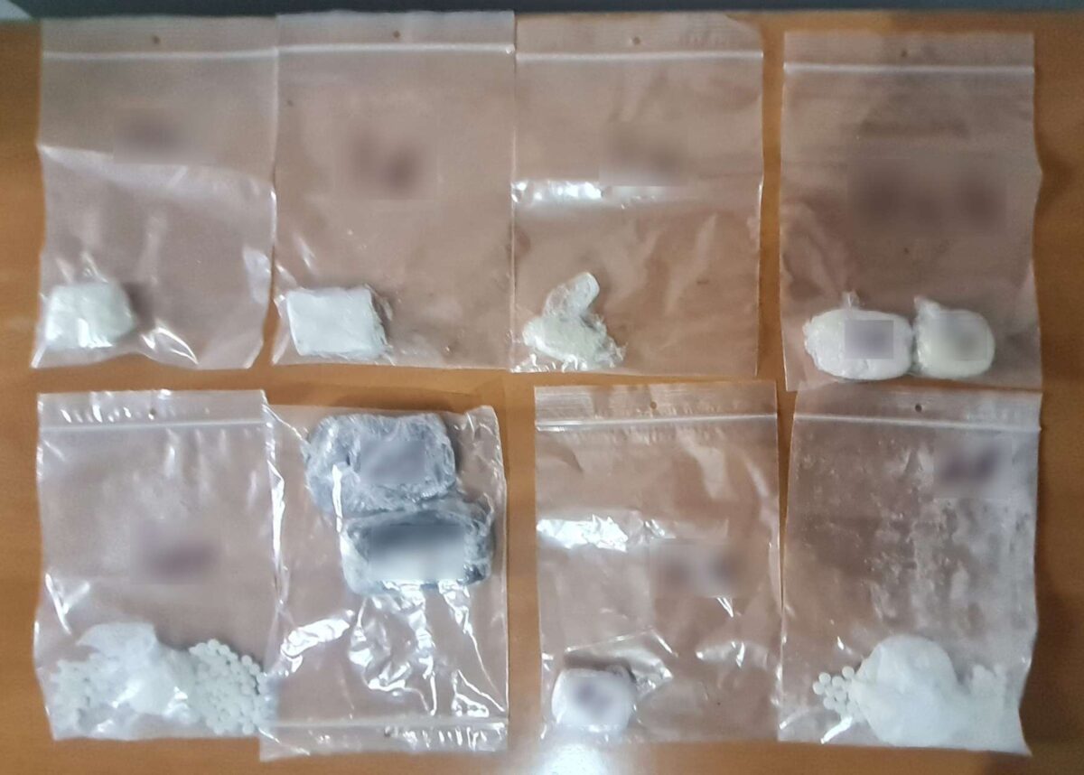 Τρίκαλα: Έκρυβε ναρκωτικά στις σόλες των παπουτσιών του με σκοπό να τις “περάσει” στις φυλακές