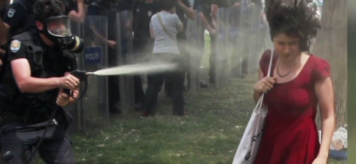 Τουρκία: Ο αστυνομικός που στις διαδηλώσεις στο Γκεζί έριξε χημικά στη «γυναίκα με τα κόκκινα» καταδικάστηκε να φυτεύσει 300 δέντρα