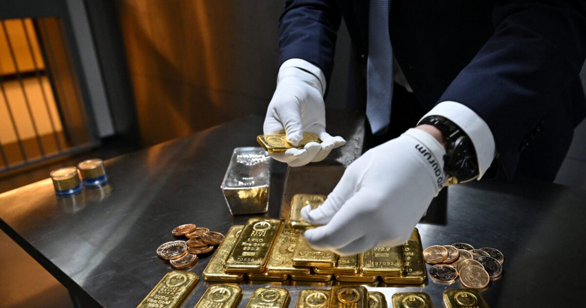 Ο χρυσός οδεύει στα 5.400 δολάρια – Κερδίζει επενδυτές που αποστρέφονται το ρίσκο καθώς κλιμακώνεται η ένταση στη Μέση Ανατολή