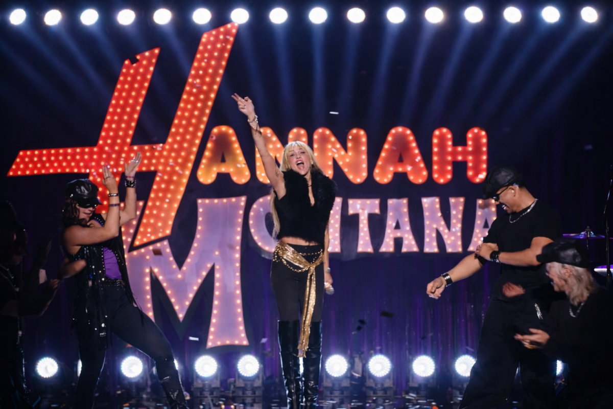 Δύο δεκαετίες μετά: Η Miley Cyrus επιστρέφει στη «Χάνα Μοντάνα» και σε μια ολόκληρη εποχή