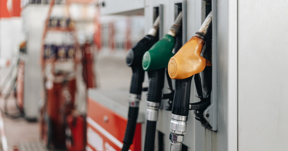 Με βενζίνη και ντίζελ πάνω από 2 ευρώ το λίτρο «ξεκλειδώνουν» επιδοτήσεις και μέτρα αντιμετώπισης της ακρίβειας