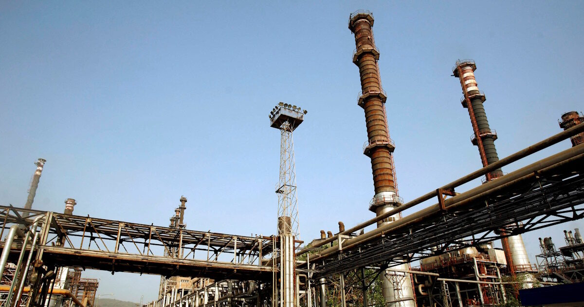 Η Ινδία μειώνει τους φόρους καυσίμων για να προστατεύσει τα διυλιστήρια από τις επιπτώσεις του πολέμου ώστε να μην κάνουν αυξήσεις