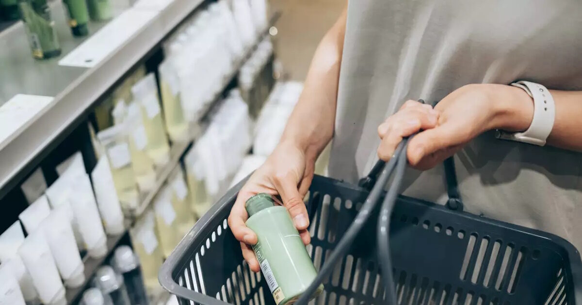 ΙΟΒΕ: Σταθερά χαμηλή η εμπιστοσύνη των Ελλήνων καταναλωτών παρά τη μικρή άνοδο τον Φεβρουάριο