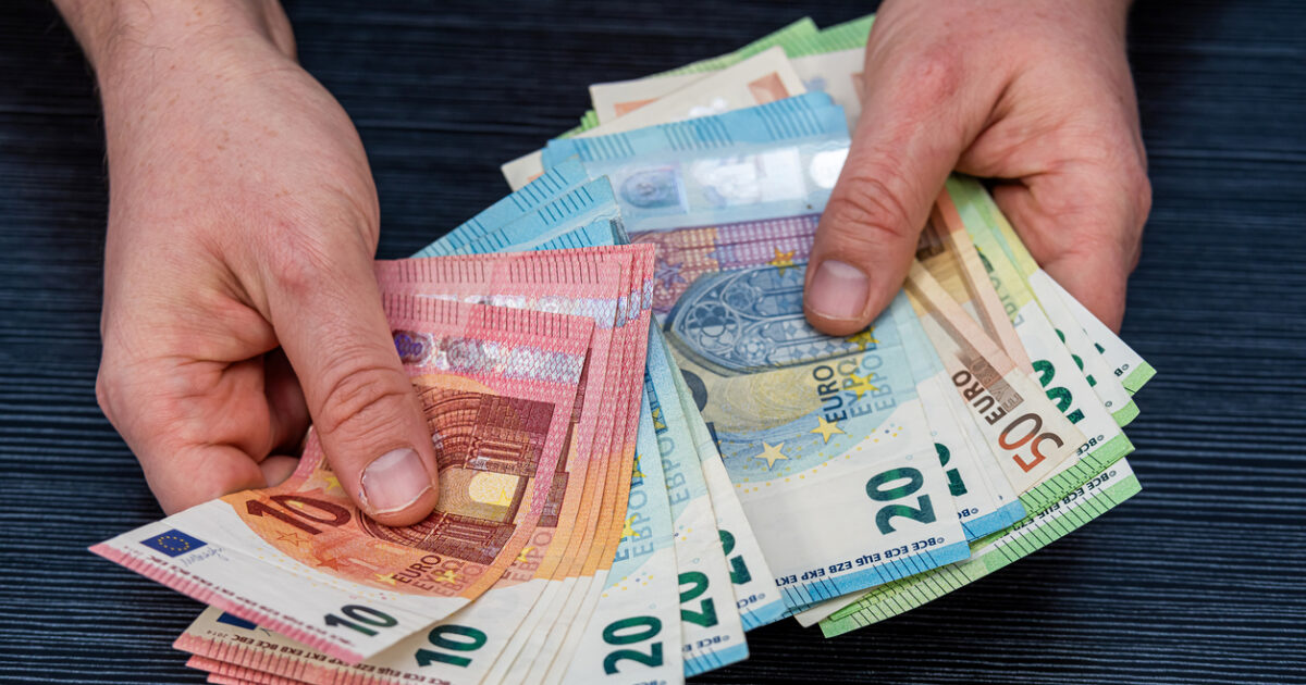 Κατώτατος μισθός: Τα οφέλη ιδιωτικών και δημοσίων υπαλλήλων από την αύξηση σε 1,47 εκατ. εργαζόμενους