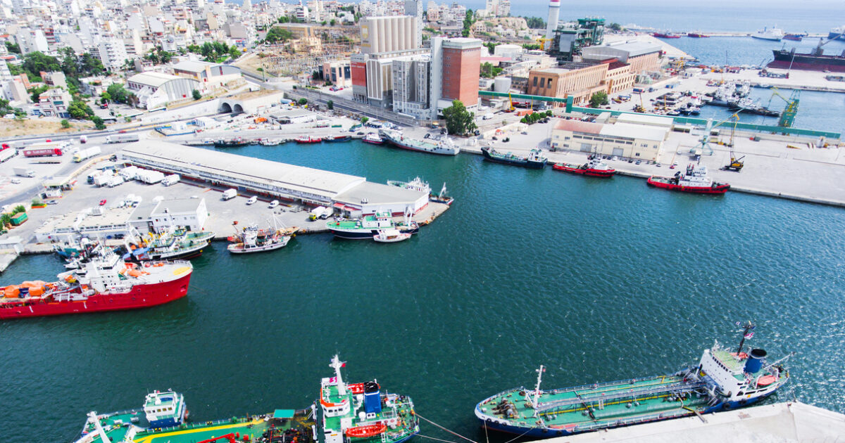 Ασφάλιστρα πολέμου και έκτακτες χρεώσεις ανεβάζουν το κόστος για την ελληνική ναυτιλία και το λιμάνι του Πειραιά