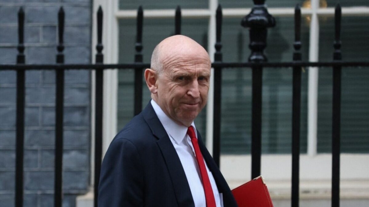 Δύο πύραυλοι εκτοξεύτηκαν προς την Κύπρο, λέει ο βρετανός υπουργός Αμυνας, αναχαιτίστηκαν από τους Ισραηλινούς