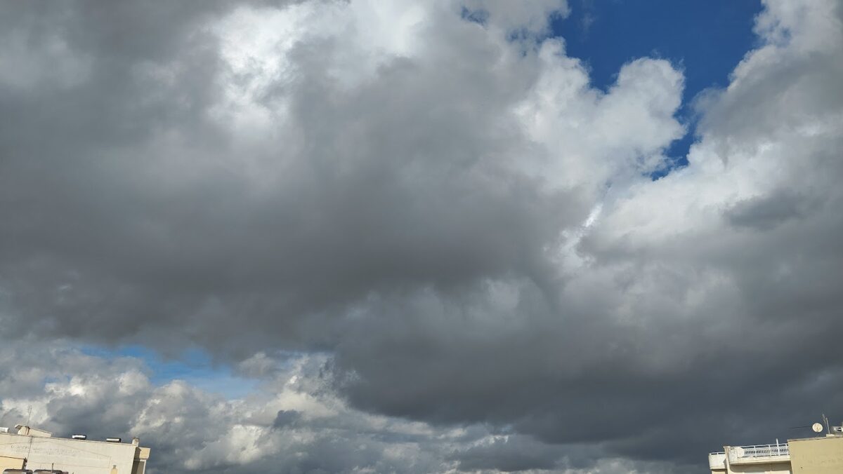 Καιρός: Αλλαγή σκηνικού με νεφώσεις και τοπικές βροχές – Ισχυροί άνεμοι και καταιγίδες από Τρίτη