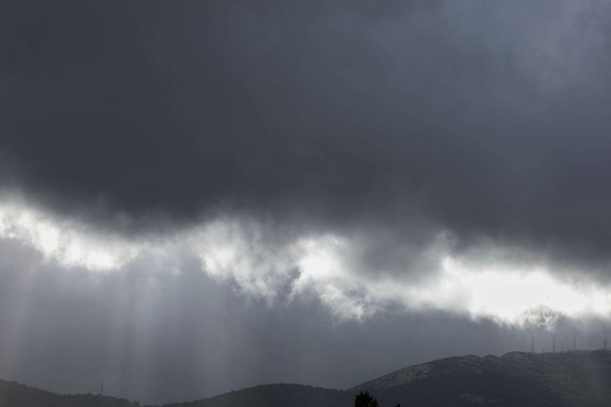 Καταιγίδες, χιόνια και θυελλώδεις άνεμοι: Πού και πότε θα χτυπήσει η κακοκαιρία Erminio – Κόκκινη προειδοποίηση και για την Αττική