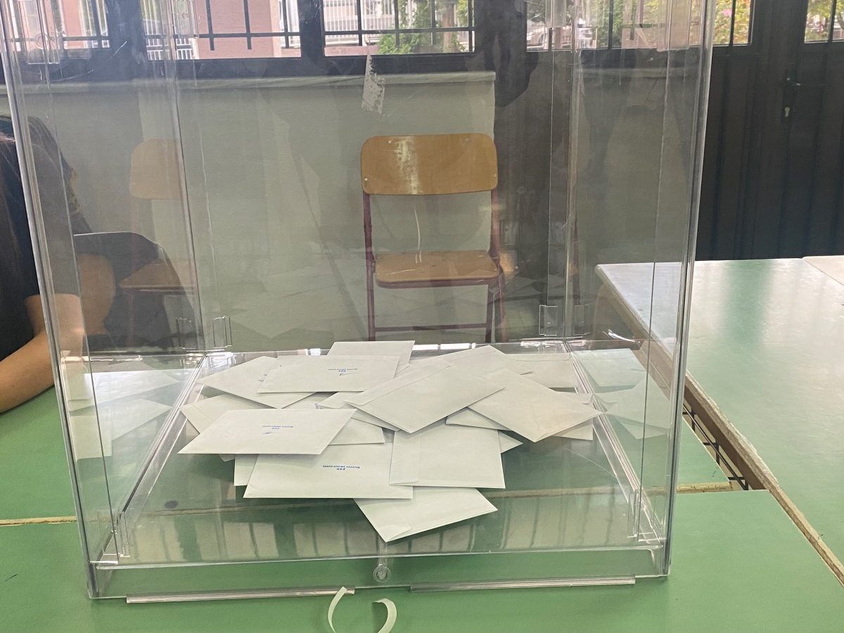 Πρώτη η Νέα Δημοκρατία με προβάδισμα σχεδόν 20 μονάδων από το ΠΑΣΟΚ εν μέσω ανάφλεξης στη Μέση Ανατολή