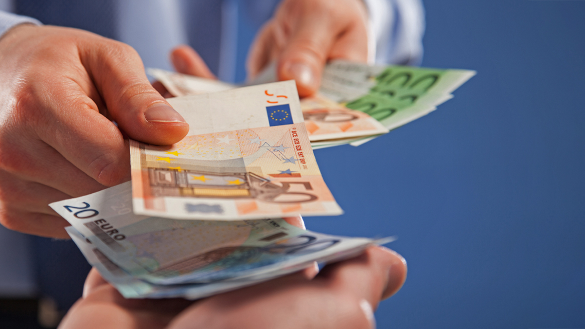 Αντίστροφη μέτρηση για την αύξηση του κατώτατου μισθού – Στο τραπέζι σενάρια έως 5% και στόχος τα 950 ευρώ το 2027