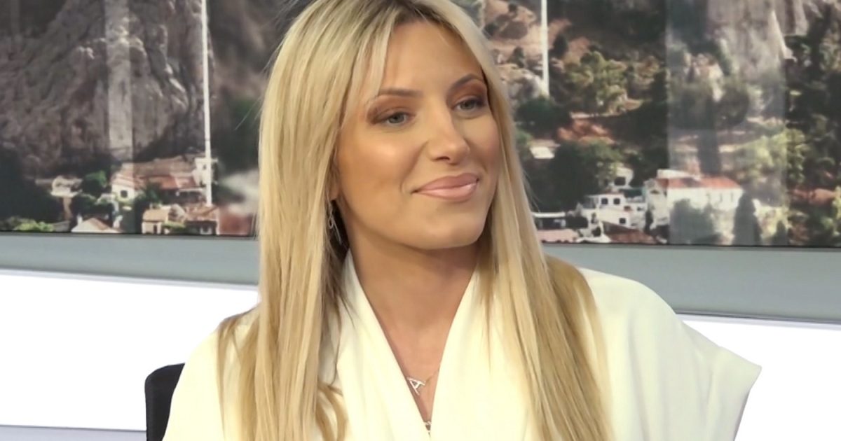 Αλεξάνδρα Καϋμένου: «Έχω δεχτεί αμφισβήτηση στη δουλειά» – «Στο χώρο της τηλεόρασης, οι γυναίκες παλεύουμε για την ισότητα»