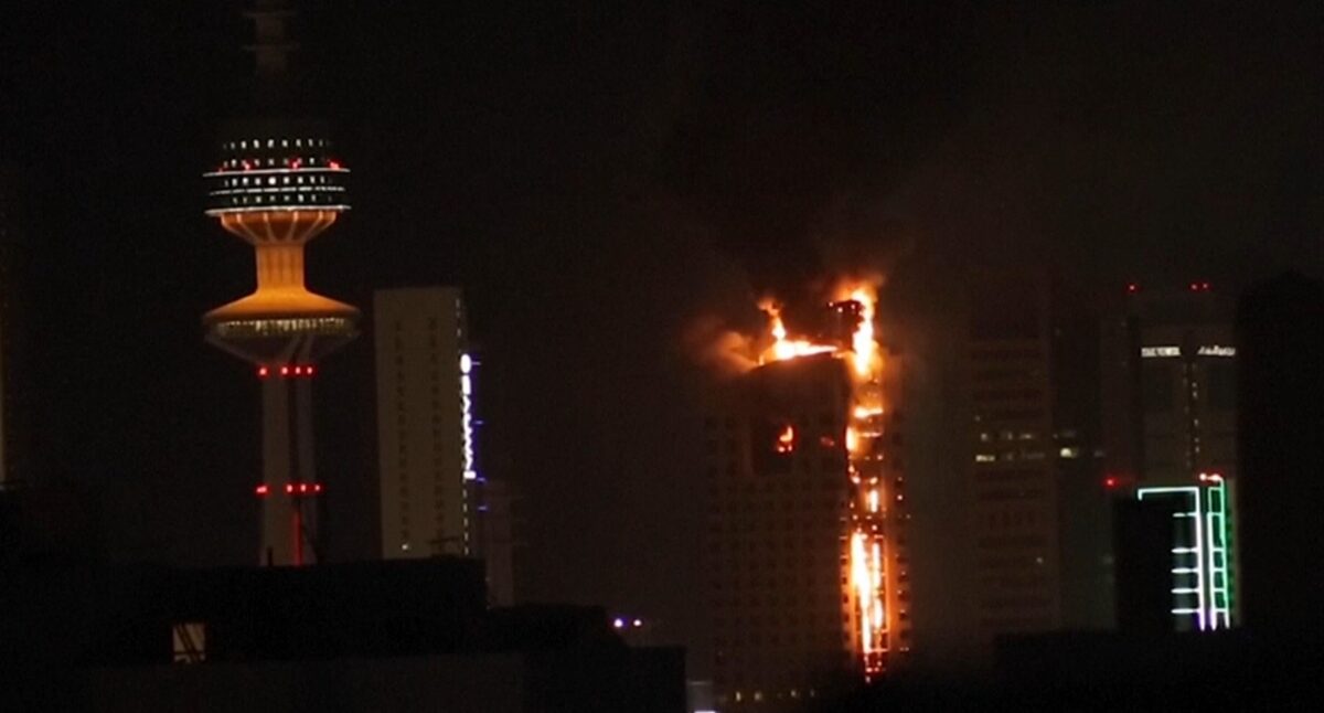 Νέες επιθέσεις σε χώρες του Κόλπου: Μεγάλη πυρκαγιά σε ουρανοξύστη στο Κουβέιτ