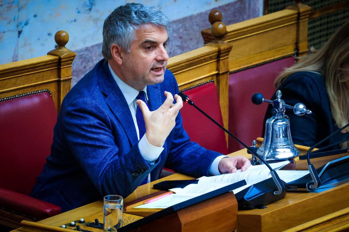 Ο Οδυσσέας Κωνσταντινόπουλος παραιτείται από βουλευτής μετά τη διαγραφή του και παραδίδει την έδρα του στο ΠΑΣΟΚ