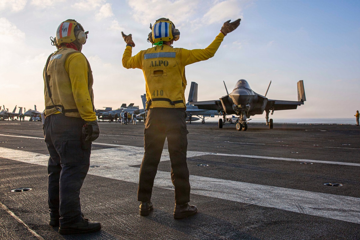 Το Πεντάγωνο εξετάζει το ενδεχόμενο εκτροπής της στρατιωτικής βοήθειας για την Ουκρανίας στη Μέση Ανατολή, σύμφωνα με έκθεση