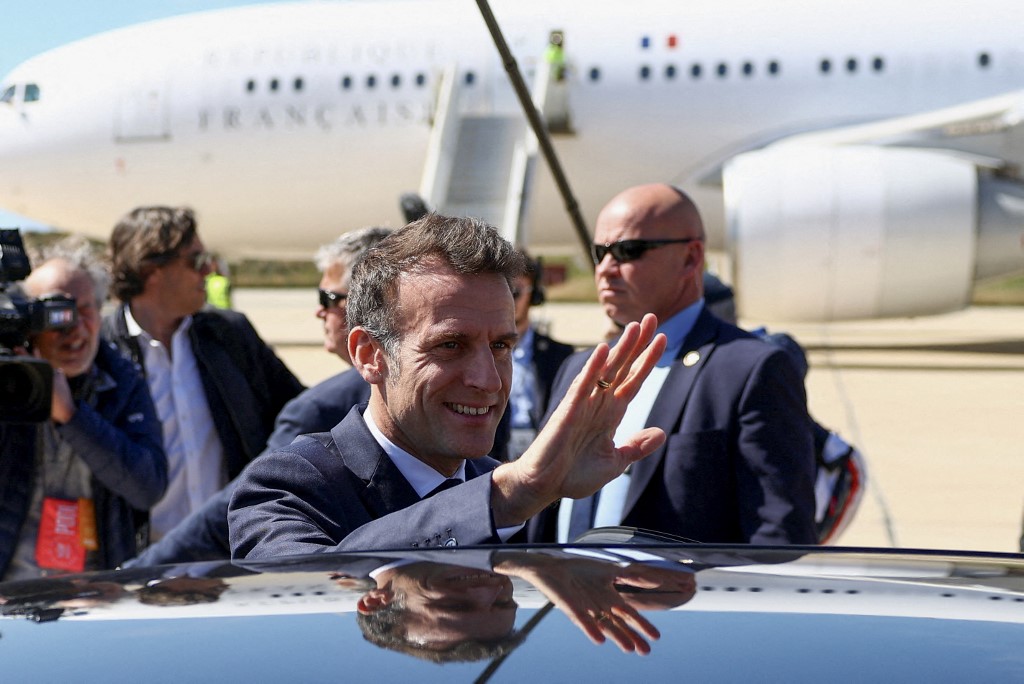 Στη Σούδα ο Μακρόν – Συνάντηση με Δένδια και επίσκεψη στο αεροπλανοφόρο «Σαρλ ντε Γκoλ»