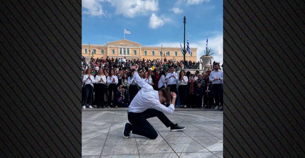 Το ζεϊμπέκικο στην πλατεία Συντάγματος μετά την παρέλαση που έκανε 1 εκατ. προβολές, δείτε βίντεο