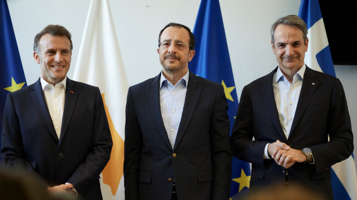 Μετά την τριμερή στην Πάφο, οι Μητσοτάκης, Μακρόν, Χριστοδουλίδης στο Κέντρο Συντονισμού – χαιρετούν τους χειριστές των Mistral