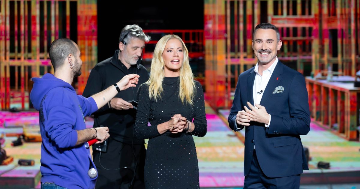 Moments: Στα παρασκήνια της λαμπερής πρεμιέρας για την Ζέτα Μακρυπούλια