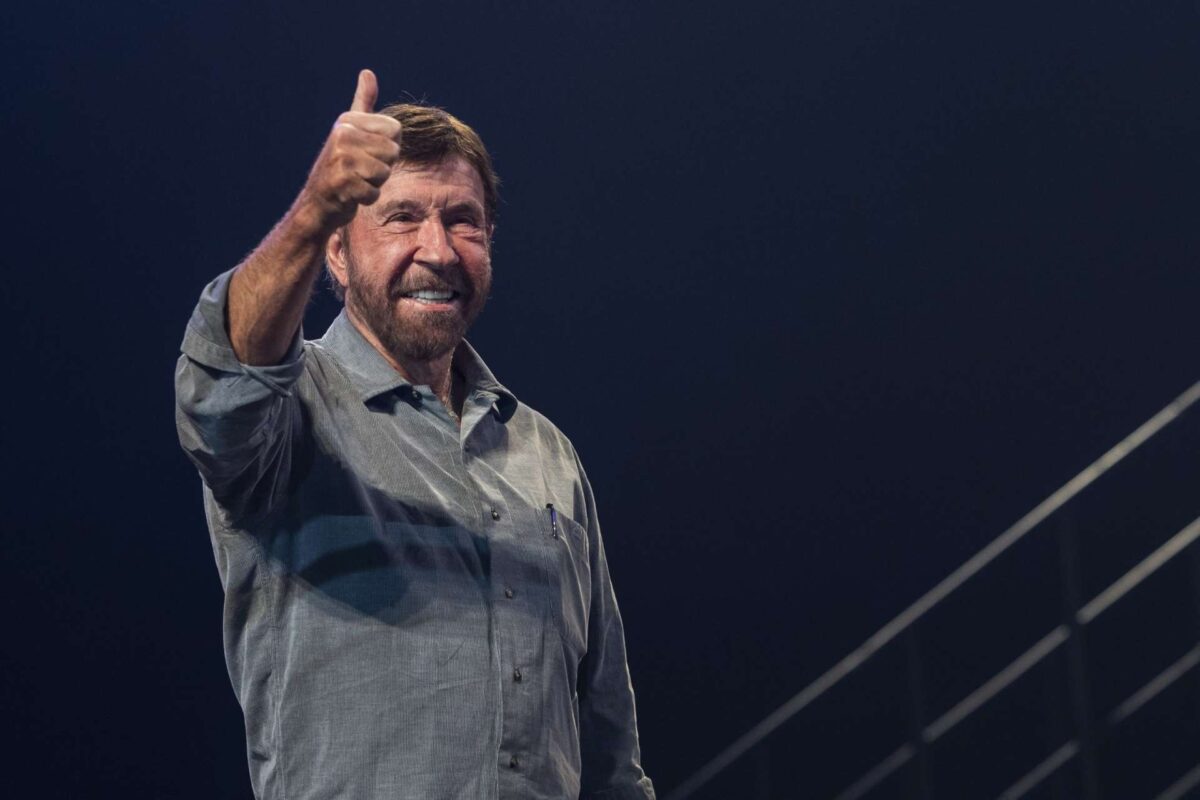 Τσακ Νόρις: Ο βετεράνος θρύλος των ταινιών δράσης που έγινε παγκόσμιο ανέκδοτο