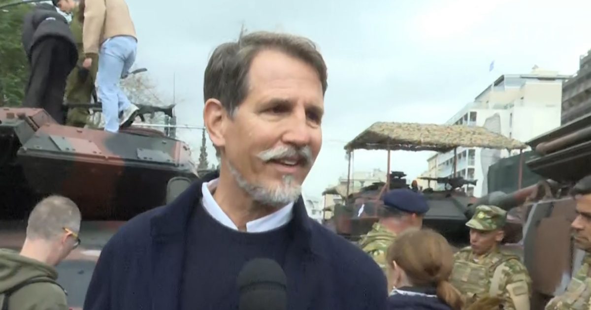 Παύλος Ντε Γκρες – Η αιφνιδιαστική εμφάνιση: «Για πρώτη φορά τυχαίνει να είμαι εδώ 25η Μαρτίου»