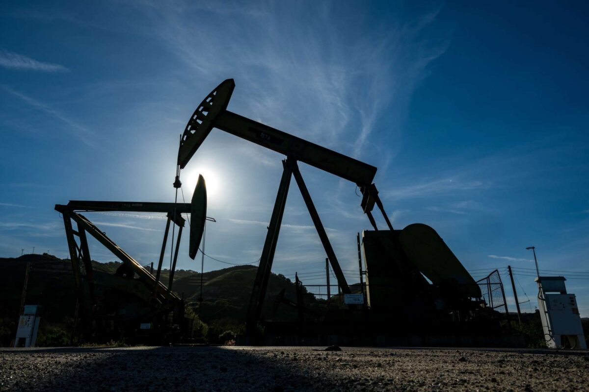 Σε κινούμενη άμμο η αγορά πετρελαίου