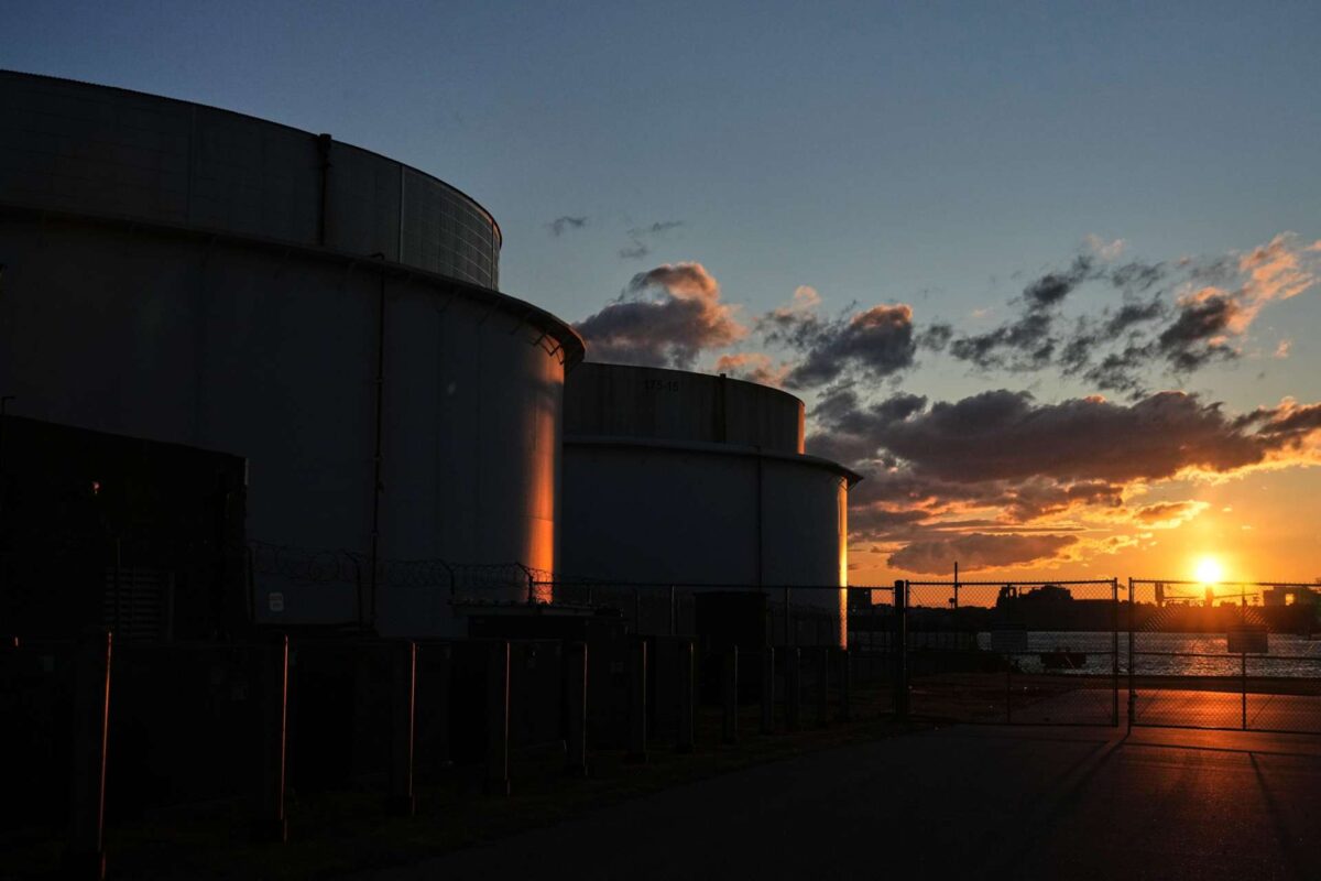 Με τα 110 δολάρια φλερτάρει το πετρέλαιο στην Ευρώπη μετά το χτύπημα στο μεγαλύτερο κοίτασμα φυσικού αερίου στον Κόλπο