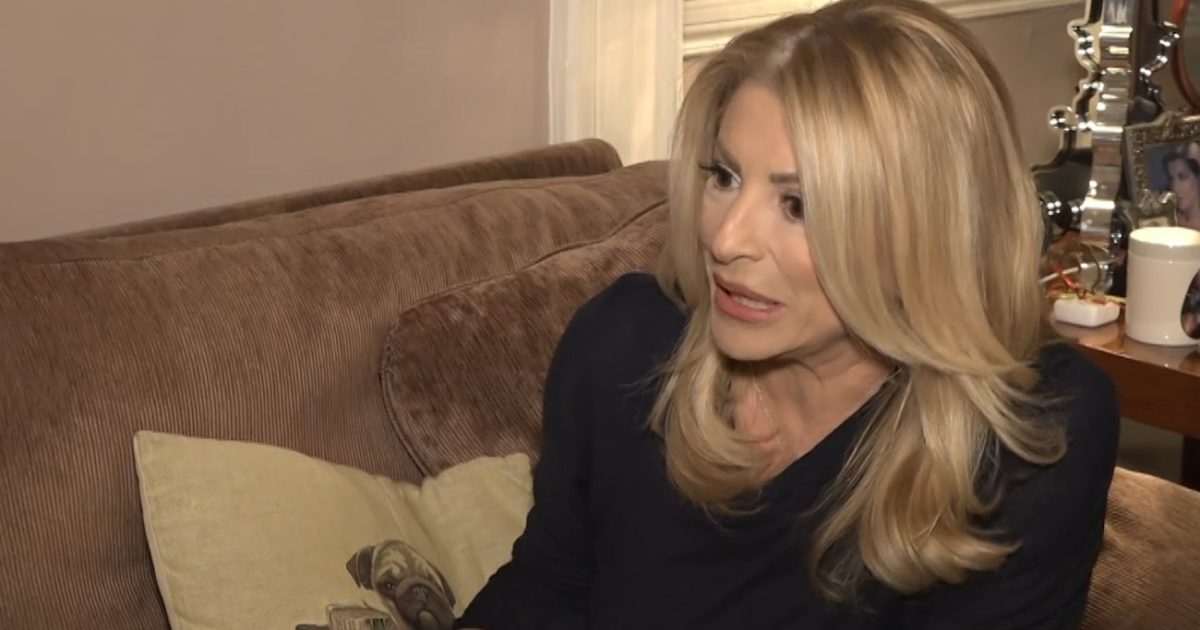 Χριστίνα Πολίτη: «Βλέπω φίλους να υπηρετούν στα πάνελ τον κάθε παρουσιαστή, μόνο παλαμάκια δεν χτυπάνε»