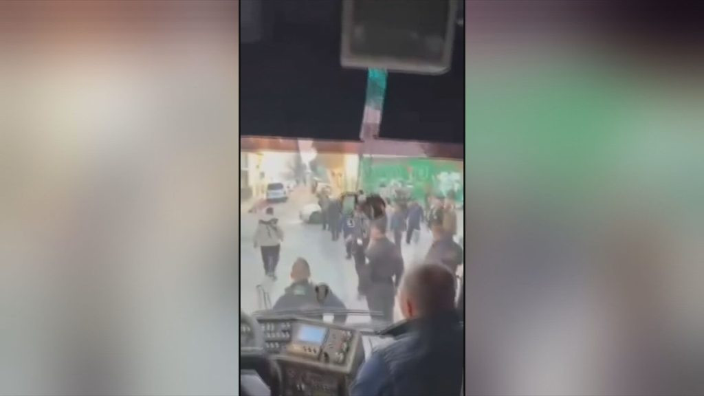 Βίντεο ντοκουμέντο από την επίθεση στο πούλμαν της γυναικείας ομάδας μπάσκετ του Ολυμπιακού έξω από τη Λεωφόρο