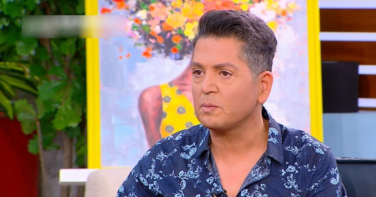 Γιάννης Πουλόπουλος: «Είμαστε 16 χρόνια μαζί με τον σύζυγό μου… Μας φαντάζομαι στο μέλλον στο μπαλκόνι να αγναντεύουμε τη θάλασσα»