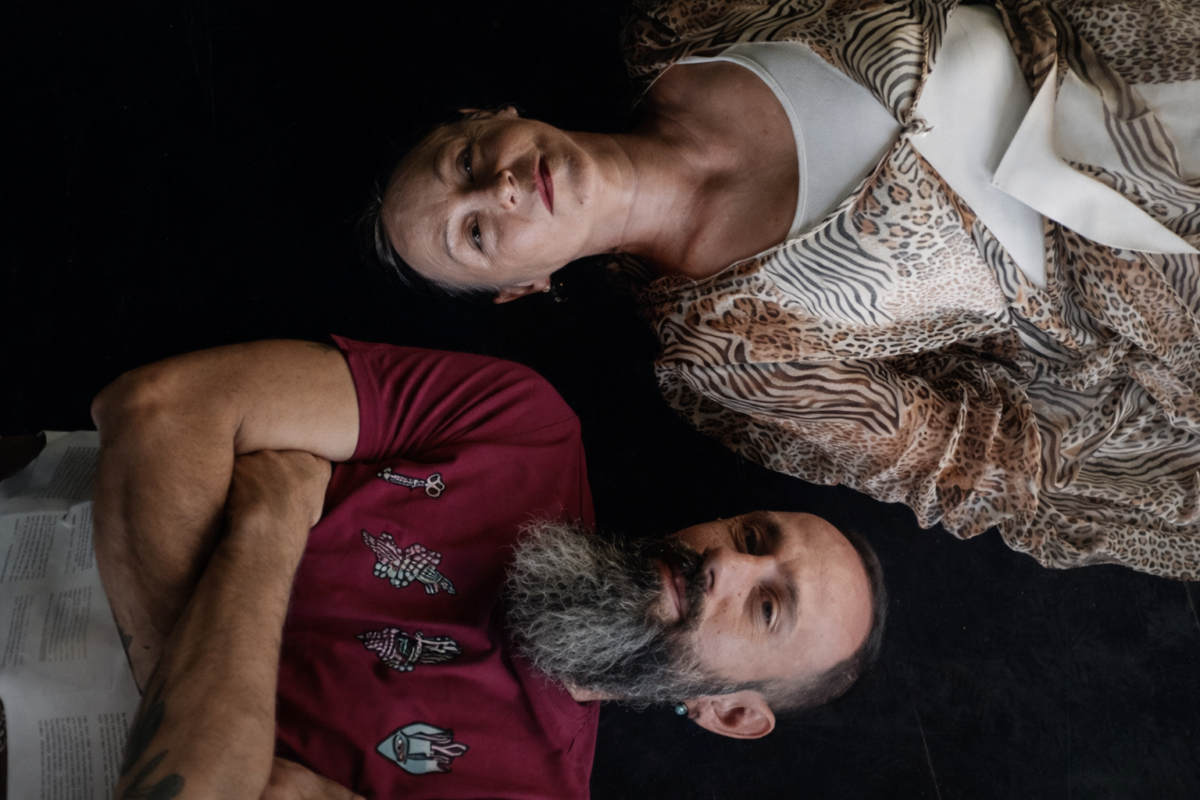 «Πρόσωπα στην Άμμο»: Μια σκηνική σύνθεση για όσα μένουν, και όσα σβήνουν