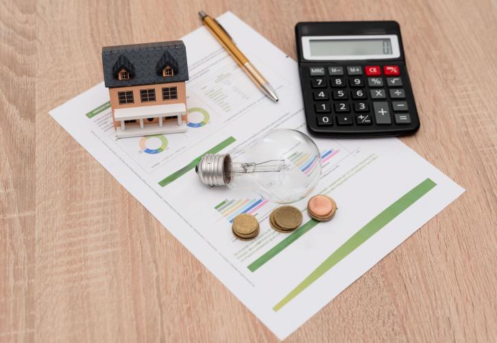 Ρεύμα: «Aσπίδα» τα μπλε τιμολόγια για 1,6-1,7 εκατ. νοικοκυριά – Τι αλλάζει τον Απρίλιο με εκπτώσεις και πορτοκαλί χρεώσεις