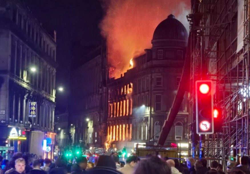 Γλασκώβη: Κλειστός ο σιδηροδρομικός σταθμός λόγω της τεράστιας πυρκαγιάς