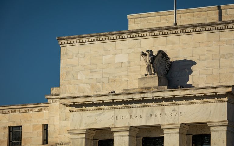 «Παγιδευμένη» από τον πόλεμο η Fed – Σβήνουν τα σενάρια για μειώσεις επιτοκίων