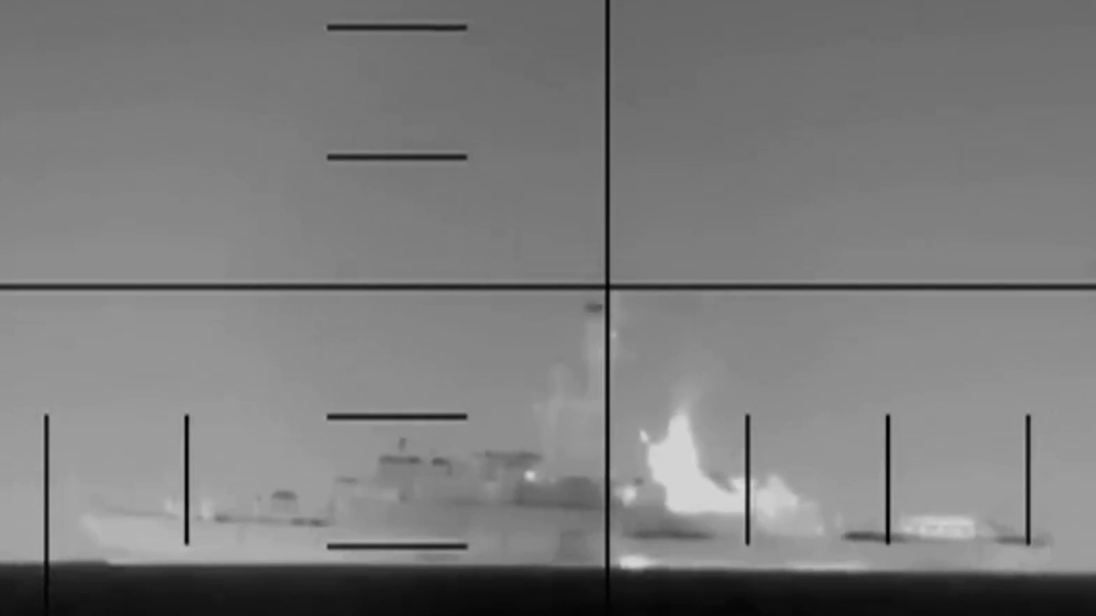 Βίντεο – Η στιγμή που οι ΗΠΑ χτυπούν με τορπίλη την ιρανική φρεγάτα στη Σρι Λάνκα