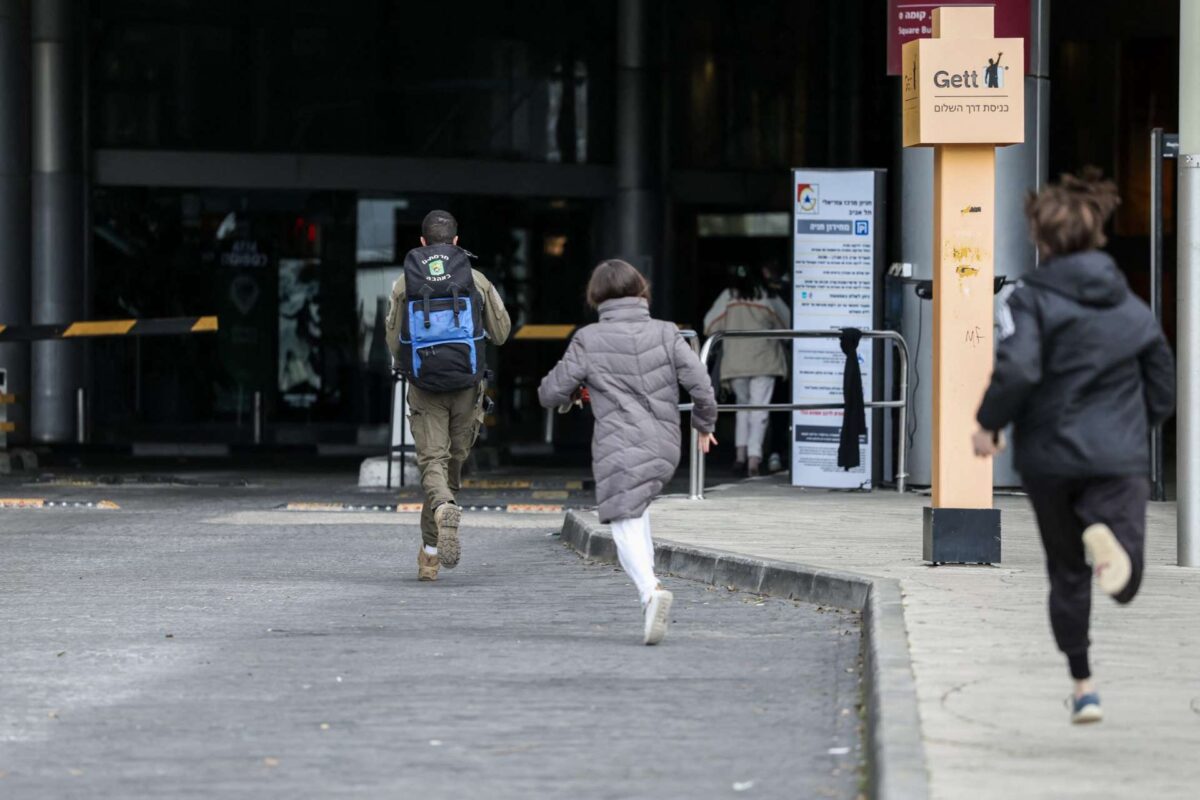Νέο κύμα ιρανικών επιθέσεων στο Ισραήλ – Hχούν σειρήνες στο Τελ Αβίβ