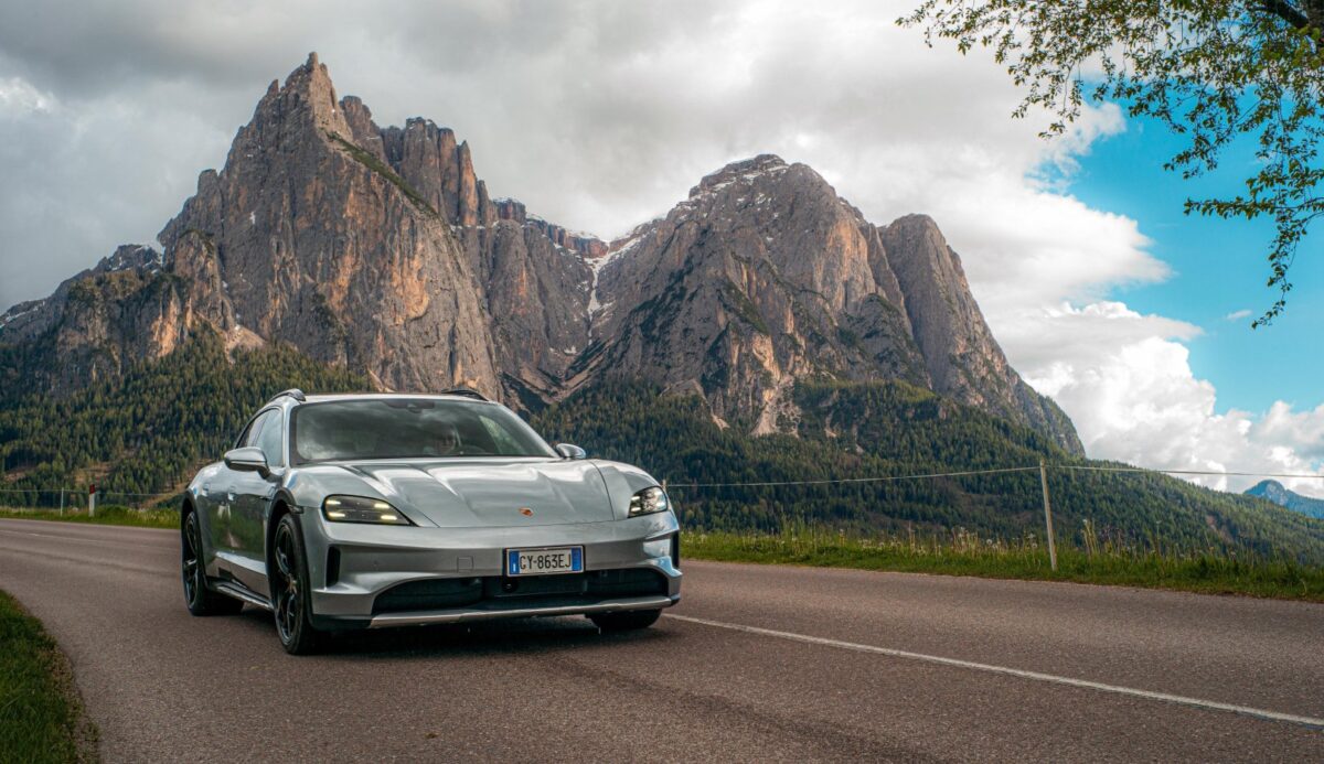 Η Porsche σηκώνει χειρόφρενο στην πλήρη ηλεκτροκίνηση και ποντάρει ξανά στα hybrid