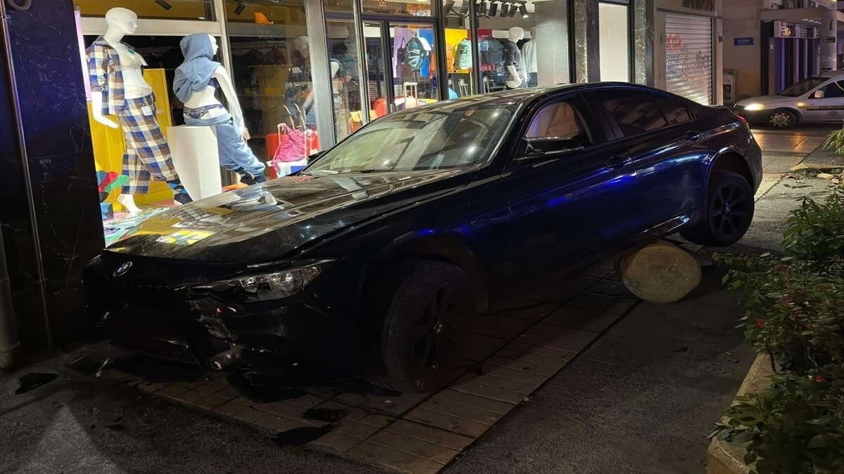 Αυτοκίνητο παρέσυρε κοπέλα και σταμάτησε στην είσοδο καταστήματος στο κέντρο του Ηρακλείου