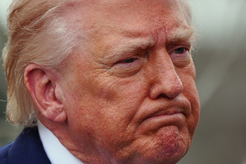 Αντιφατικά μηνύματα Τραμπ για τον πόλεμο με το Ιράν και τους στόχους των ΗΠΑ