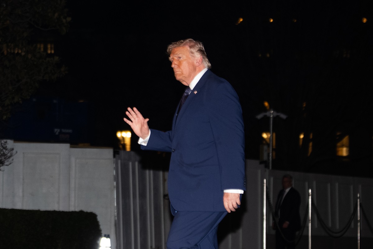 Τραμπ: «Έχω το απόλυτο δικαίωμα να επιβάλω ξανά τελωνειακούς δασμούς»