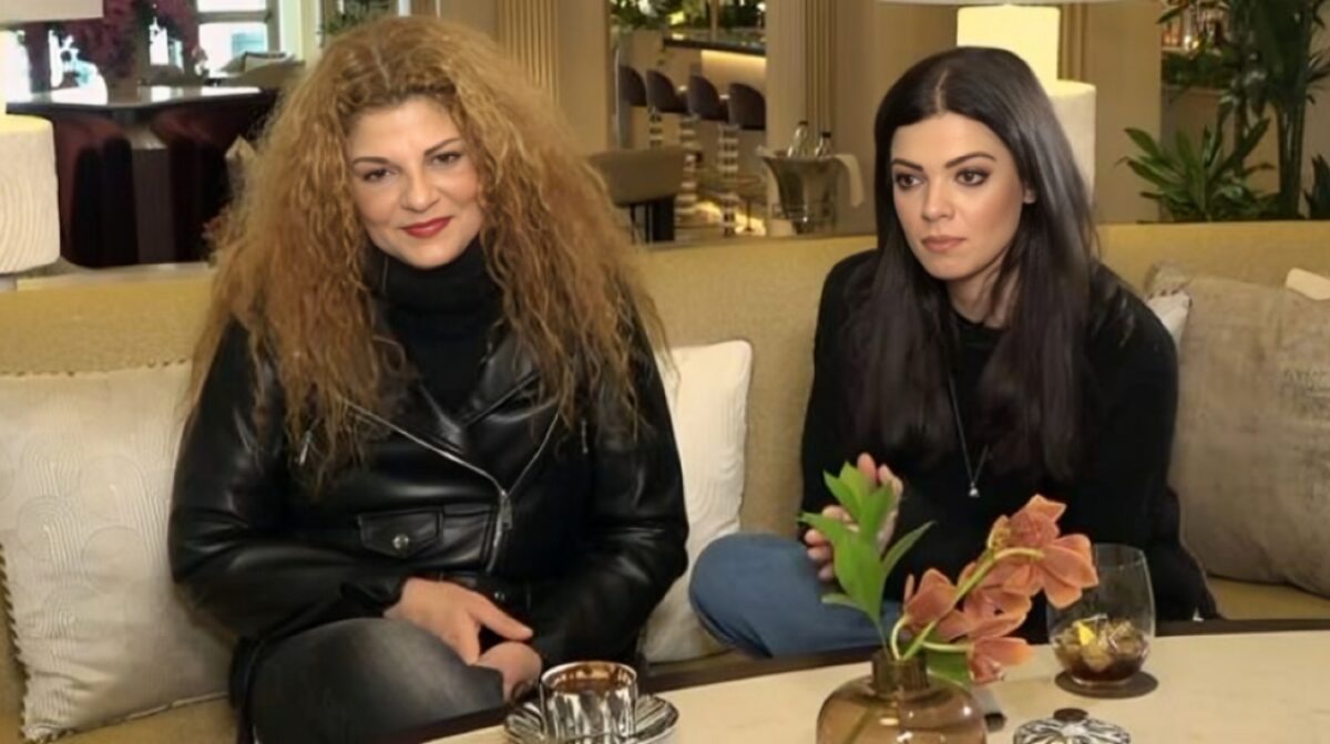 Τζένη Καζάκου για Τάνια Τρύπη: «Όλα κρέμονται από μια πολύ λεπτή γραμμή επειδή ακριβώς υπάρχει αυτή η οικειότητα»