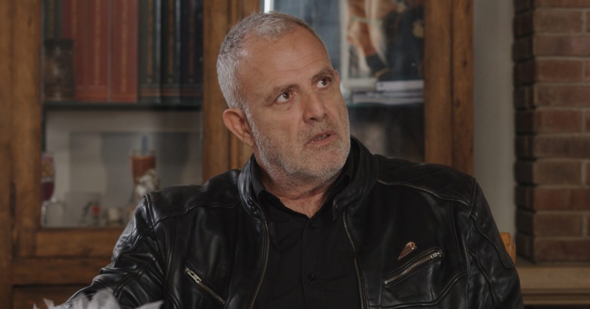 Πασχάλης Τσαρούχας: «Νομίζω ότι εκεί που αναπαράγω τον πατέρα μου είναι στο ότι λείπω από τα παιδιά μου, δεν το επιδίωξα»