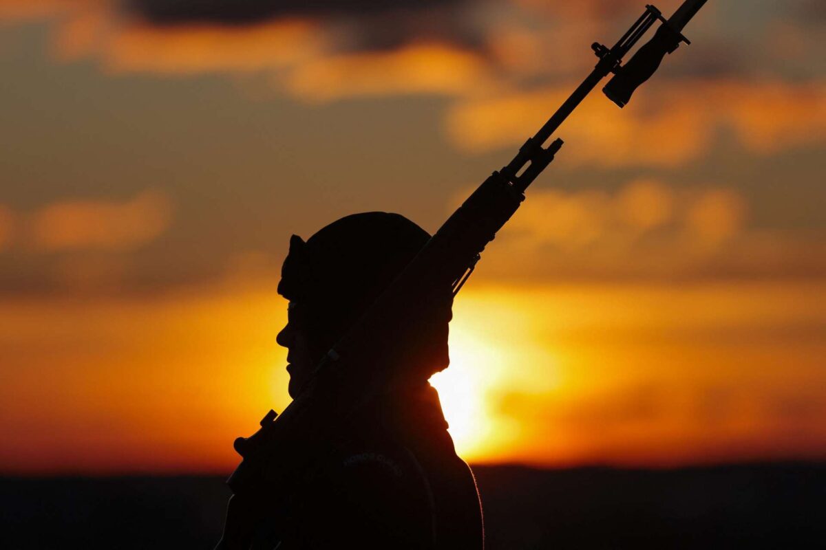 Αμερικανικά ΜΜΕ: Η Ουάσιγκτον εντατικοποίησε τις επιχειρήσεις πάνω από τα Στενά του Ορμούζ και ενδέχεται να στείλει πολεμικά πλοία