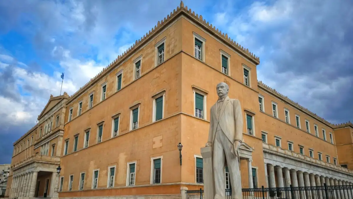 Γραφείο Προϋπολογισμού: Επιβράδυνση της ανάπτυξης και αναζωπύρωση των πληθωριστικών πιέσεων στην ελληνική οικονομία