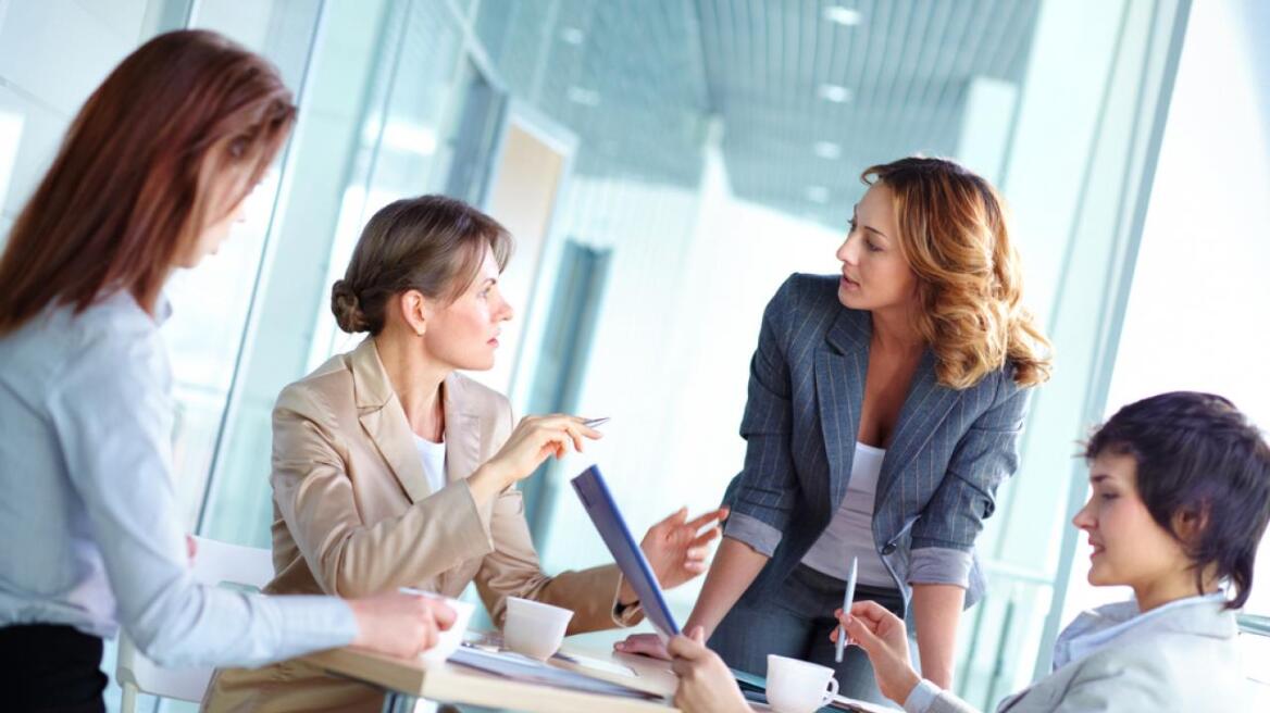 Grant Thornton: Περαιτέρω υποχώρηση της γυναικείας εκπροσώπησης σε ανώτερες διοικητικές θέσεις στην Ελλάδα το 2026