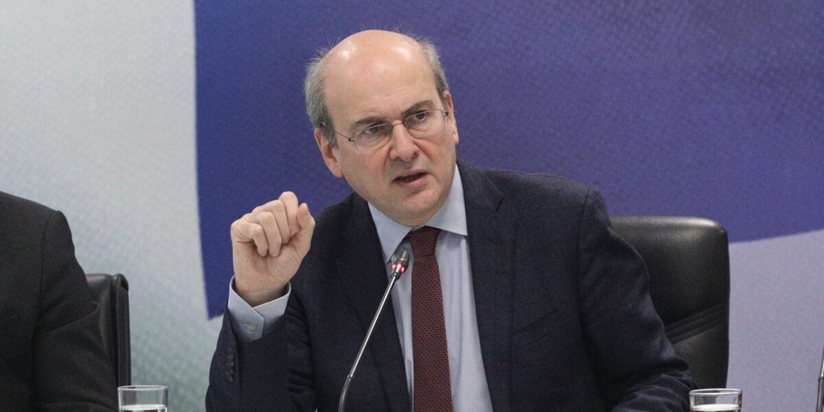 Κ. Χατζηδάκης: Οι μειώσεις στα καύσιμα θα περάσουν απευθείας στην τσέπη του καταναλωτή