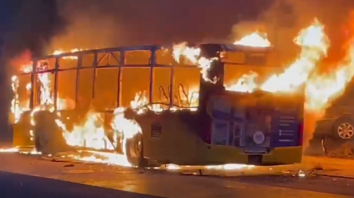 Σκόπιμη ενέργεια η πυρκαγιά σε λεωφορείο στην Ελβετία, τονίζει η αστυνομία – Τουλάχιστον έξι οι νεκροί