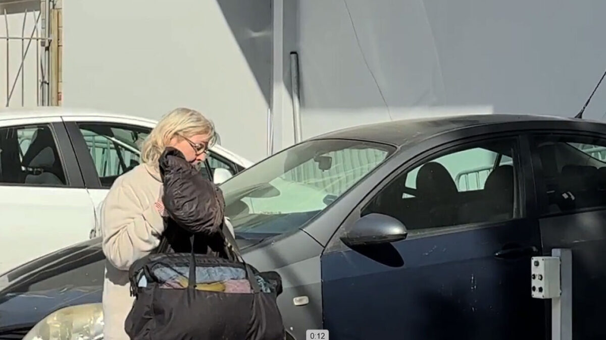 Παραδόθηκε η Ελένη Ζαρούλια στο ΑΤ Πεύκης για να οδηγηθεί στη φυλακή